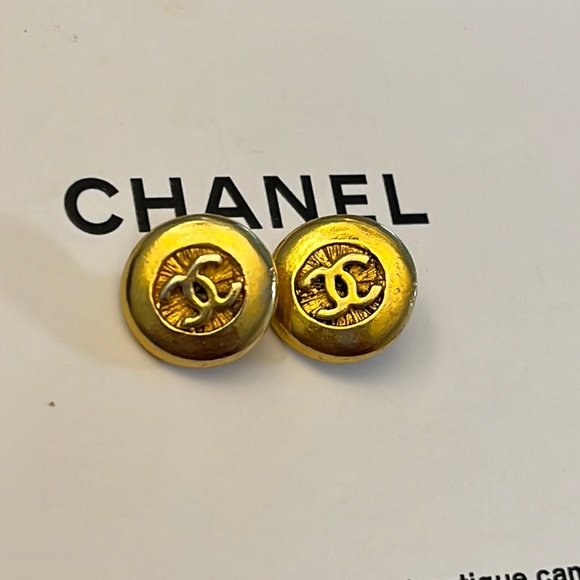 SOLD đź’” AUTHENTIC!! Lot Of 5 Chanel Vintage CC Buttons Gold 1990s - Picture 1 of 9